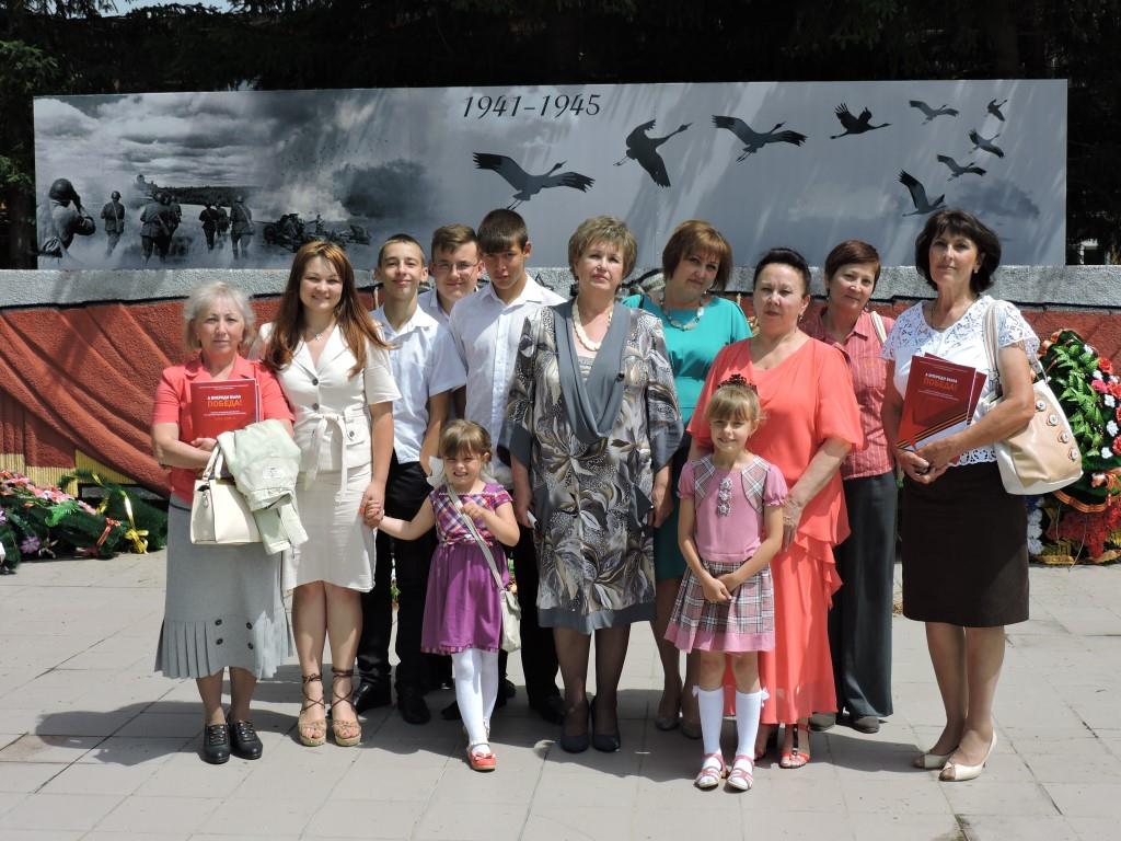 Участники презентации на мемориале Славы в с. Усть-Кокса
